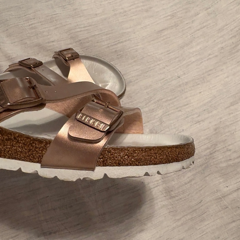 Birkenstock Women’s Yao Metallic Rose Gold Sandals, size 39 (US 8.5/9) - Picture 8 of 14